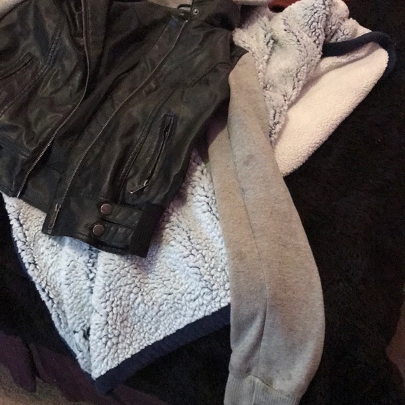 A leather jacket with gray cotton sleeves - Picture 5 of 5